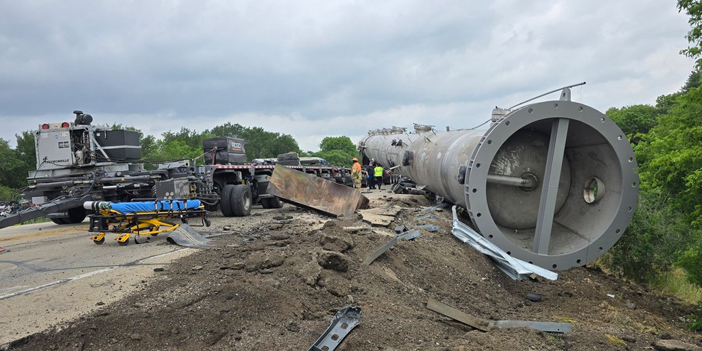Two people killed in Texas after 350,000 pound load detaches from trailer, crushes vehicle: officials - Vimarsana News
