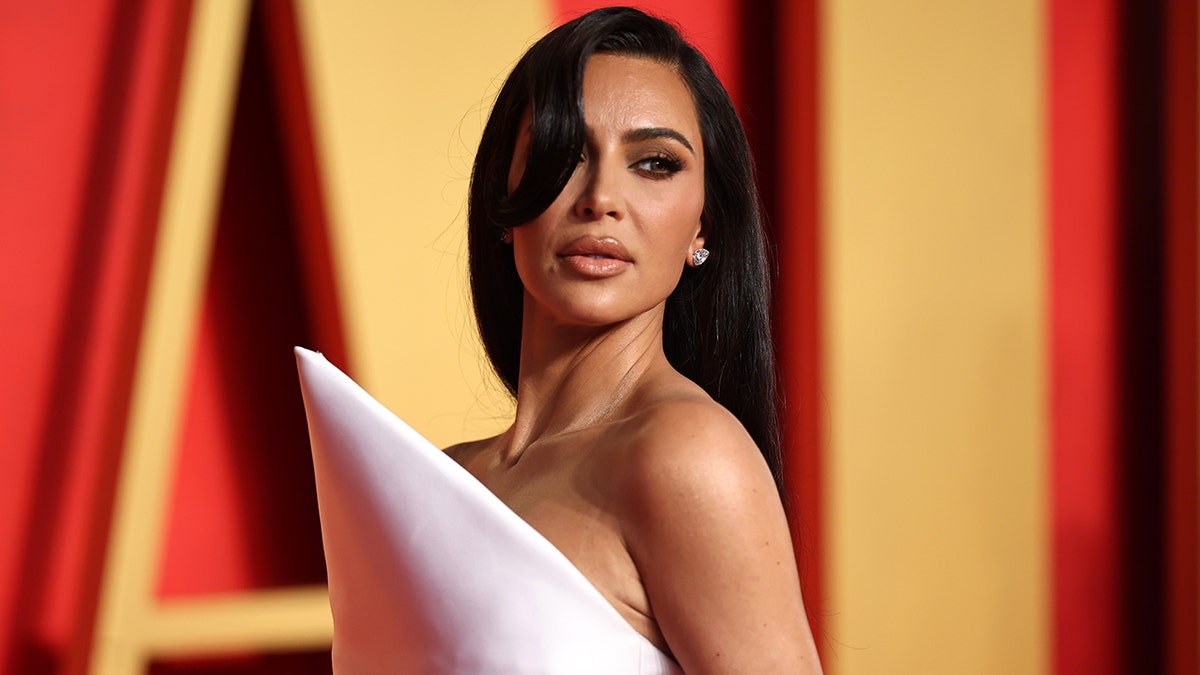 Kim Kardashian successful a ray pinkish dress pinch a spike astatine nan apical stuns connected nan Oscars Vanity Fair reddish carpet