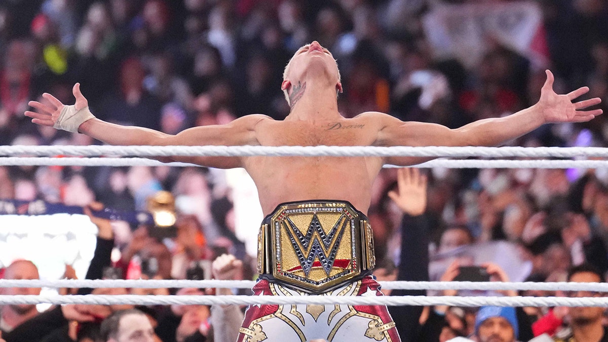 Cody Rhodes pins Roman Reigns to win WWE Undisputed Universal Championship at WrestleMania 40 | Fox News