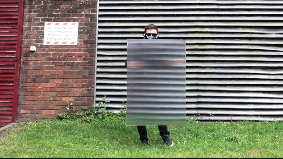 Un uomo dietro uno scudo di invisibilità