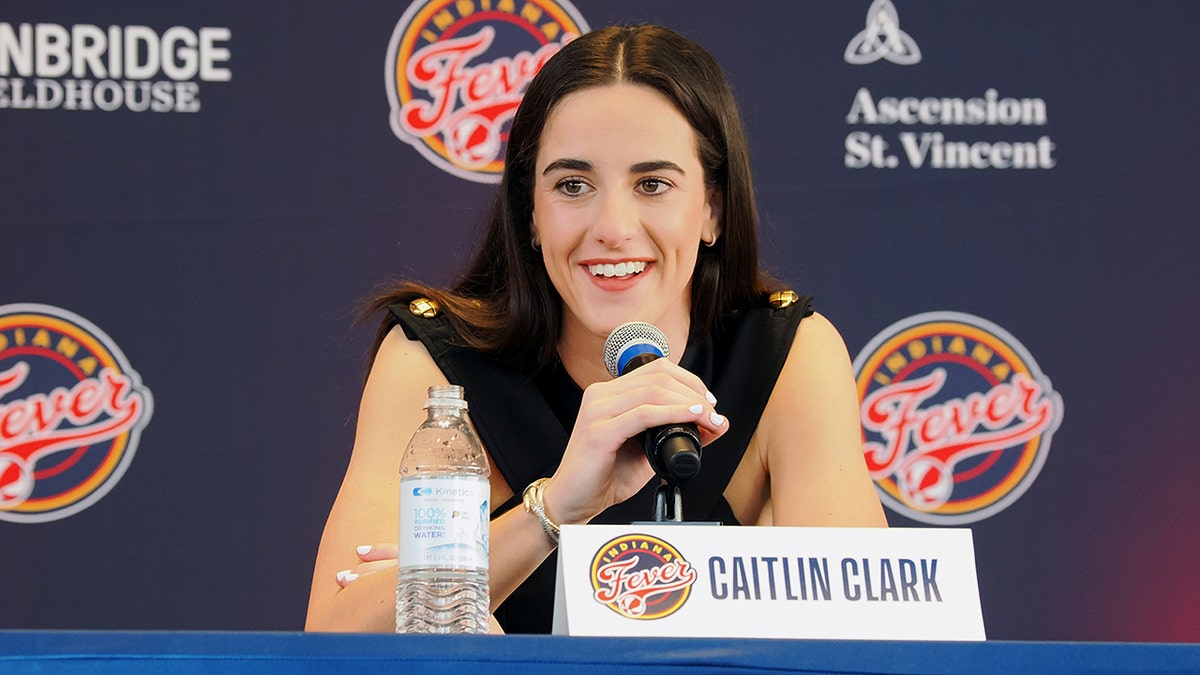 Caitlin Clark responde preguntas en conferencia de prensa