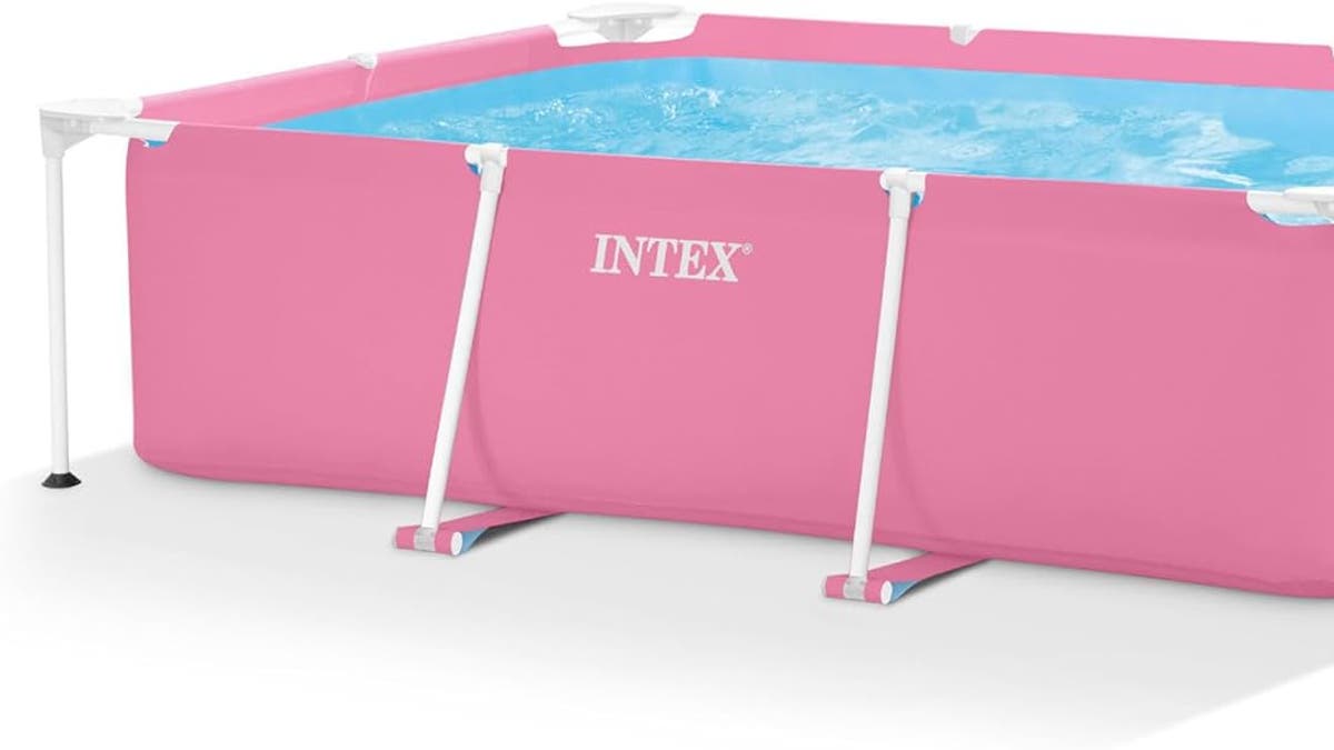 Tambahkan warna pada halaman Anda dengan kolam merah muda ini. 