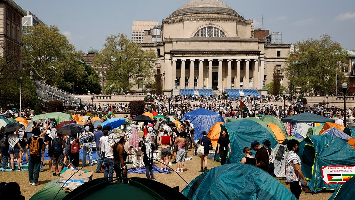 Estudantes manifestantes se reúnem em protesto dentro de seu acampamento no campus da Universidade de Columbia