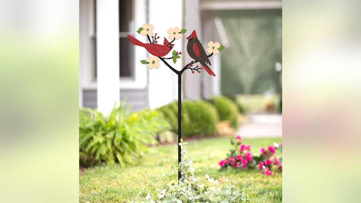 Metal bird statues give some life to your garden. 