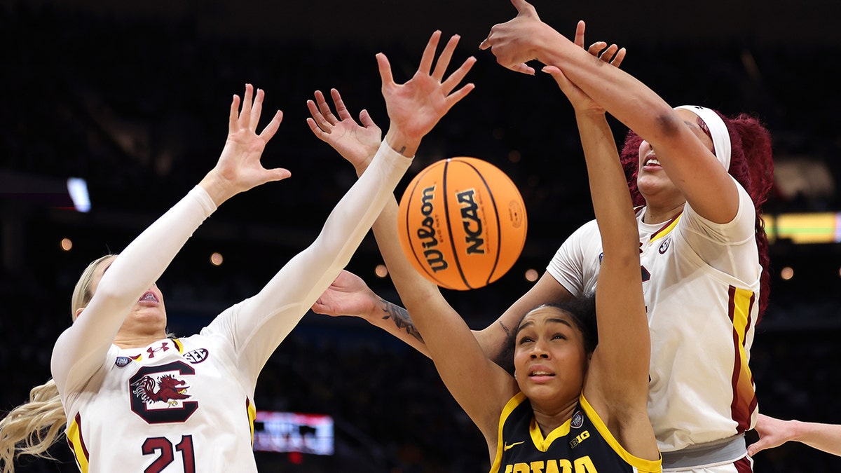 South Carolina and Iowa go for the loose ball