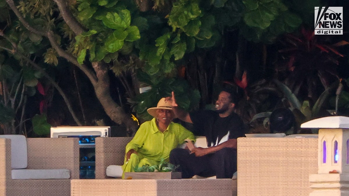 Sean "Diddy" Combs sentado fuera de su casa de Star Island con su madre, Janice Combs, en Miami Beach, Florida.