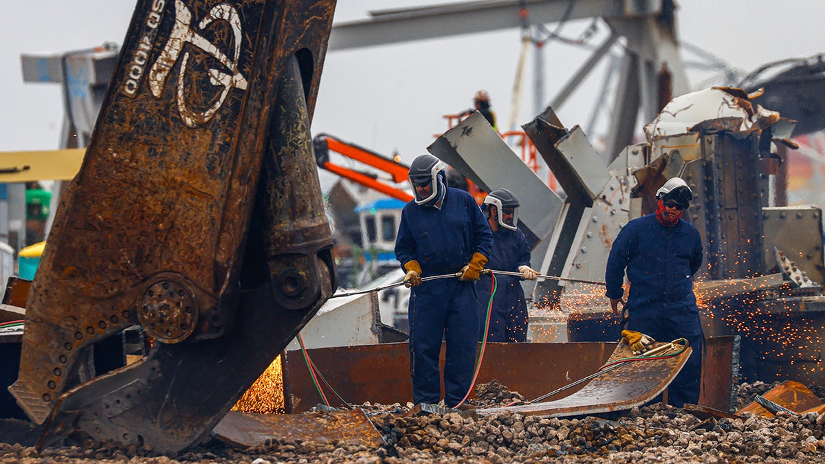 Worker, metal pieces