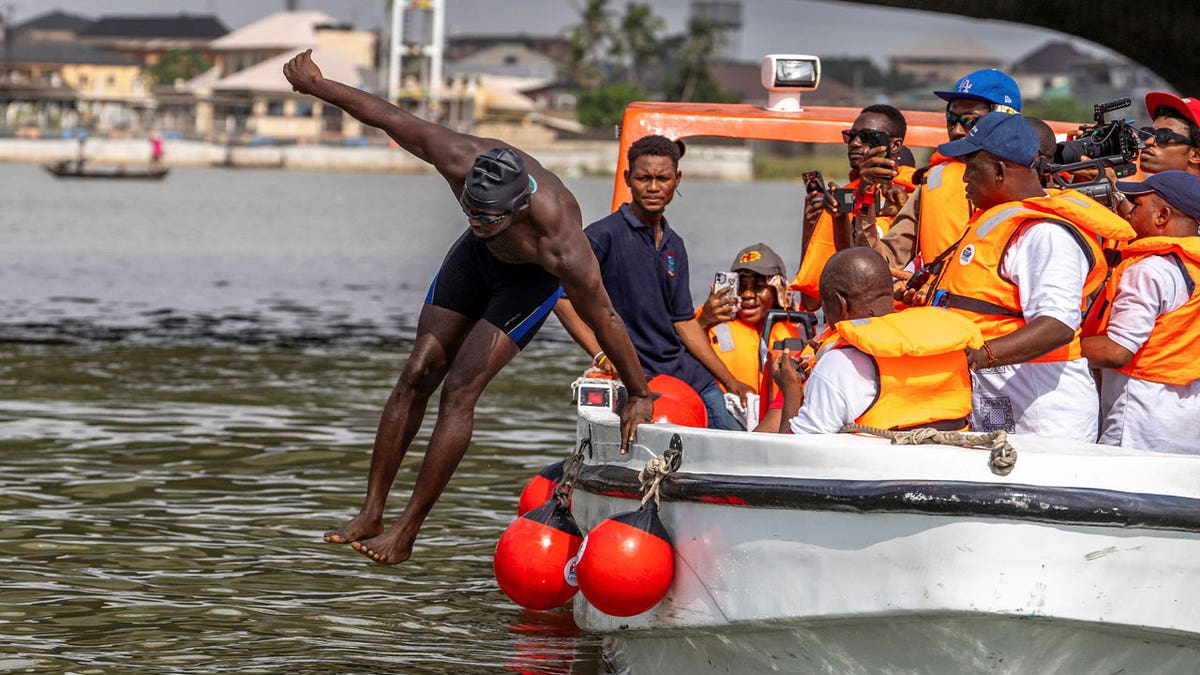 Akinrodoye Samuel salta al agua