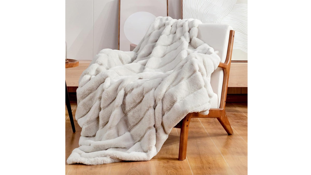 Amazon-cozy-blanket