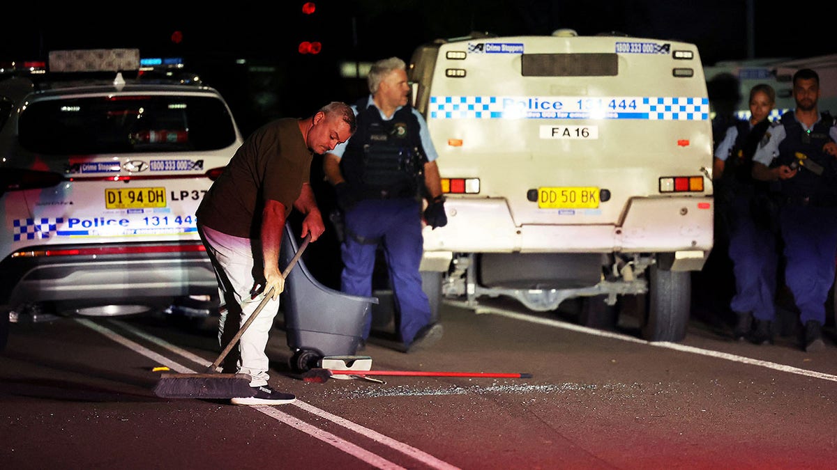 Timovi za čišćenje čiste razbijeno staklo nakon što je rulja napala policiju u Sydneyu nakon izbadanja crkve