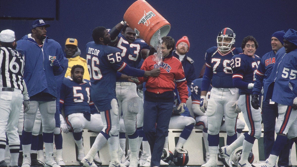 Bill Belichick rociado con agua