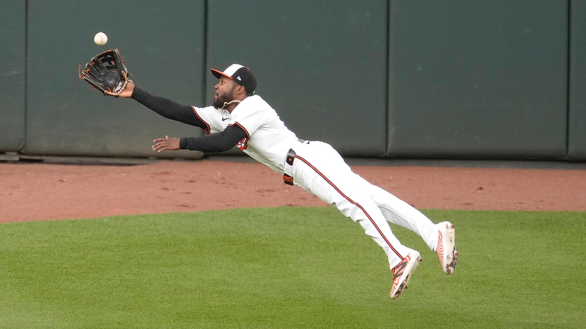 Cedric Mullins dives