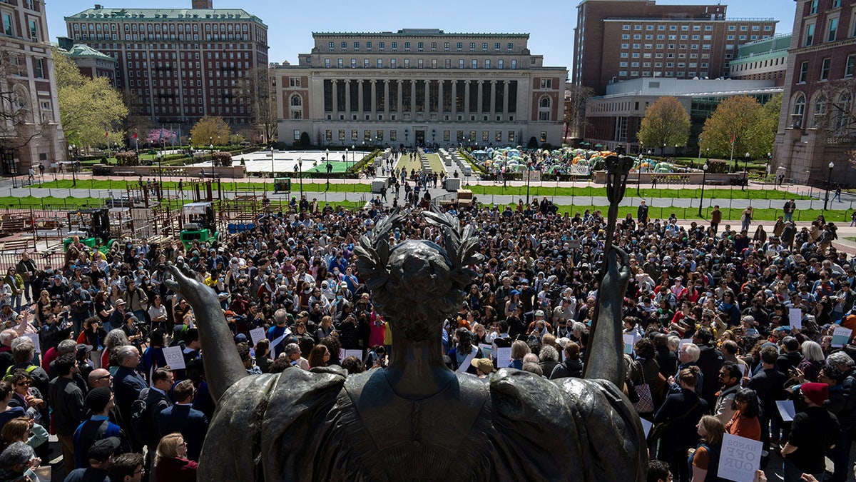 Pro-Palestinian supporters rally extracurricular Columbia University
