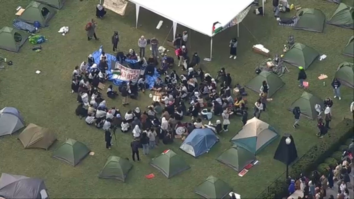 Manifestantes anti-Israel ocupam o gramado principal da Universidade de Columbia