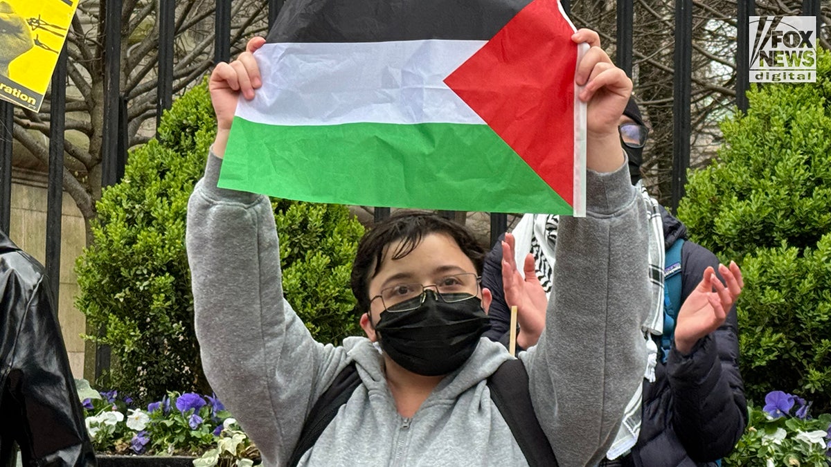 Estudiantes pro palestinos se manifiestan en el campus de la Universidad de Columbia