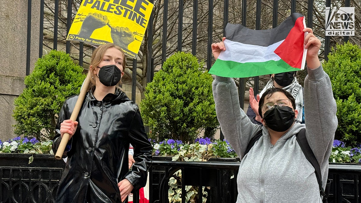 Estudantes pró-Palestina manifestam-se no campus da Universidade de Columbia