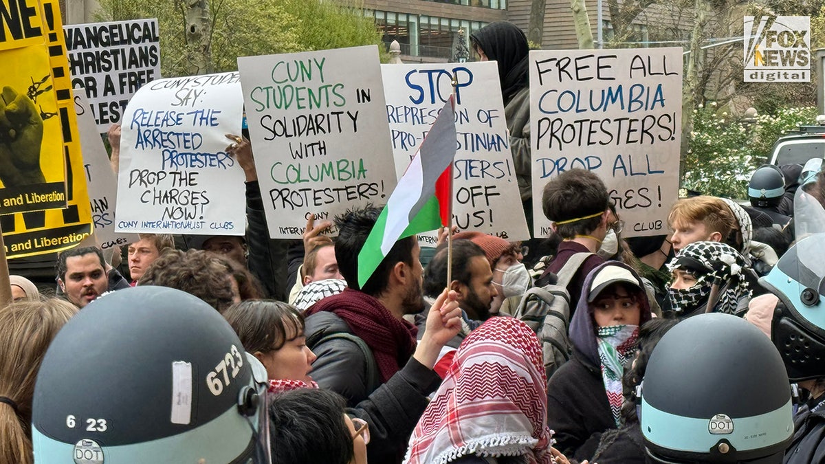 Manifestantes pro palestinos se manifiestan a lo largo de las líneas policiales de la policía de Nueva York fuera del campus de la Universidad de Columbia.