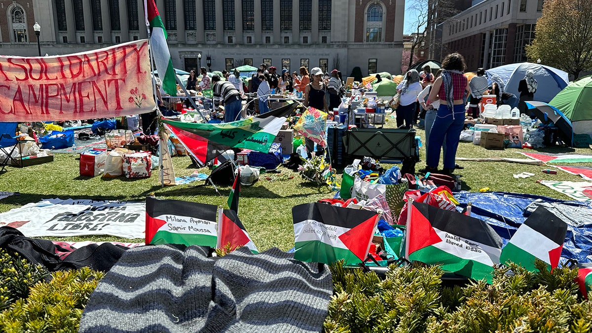 Agitadores antiisraelíes construyen un campamento en el campus de la Universidad de Columbia