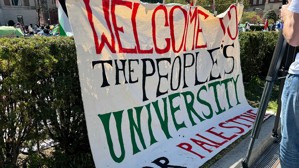 Agitadores antiisraelíes construyen un campamento en el campus de la Universidad de Columbia