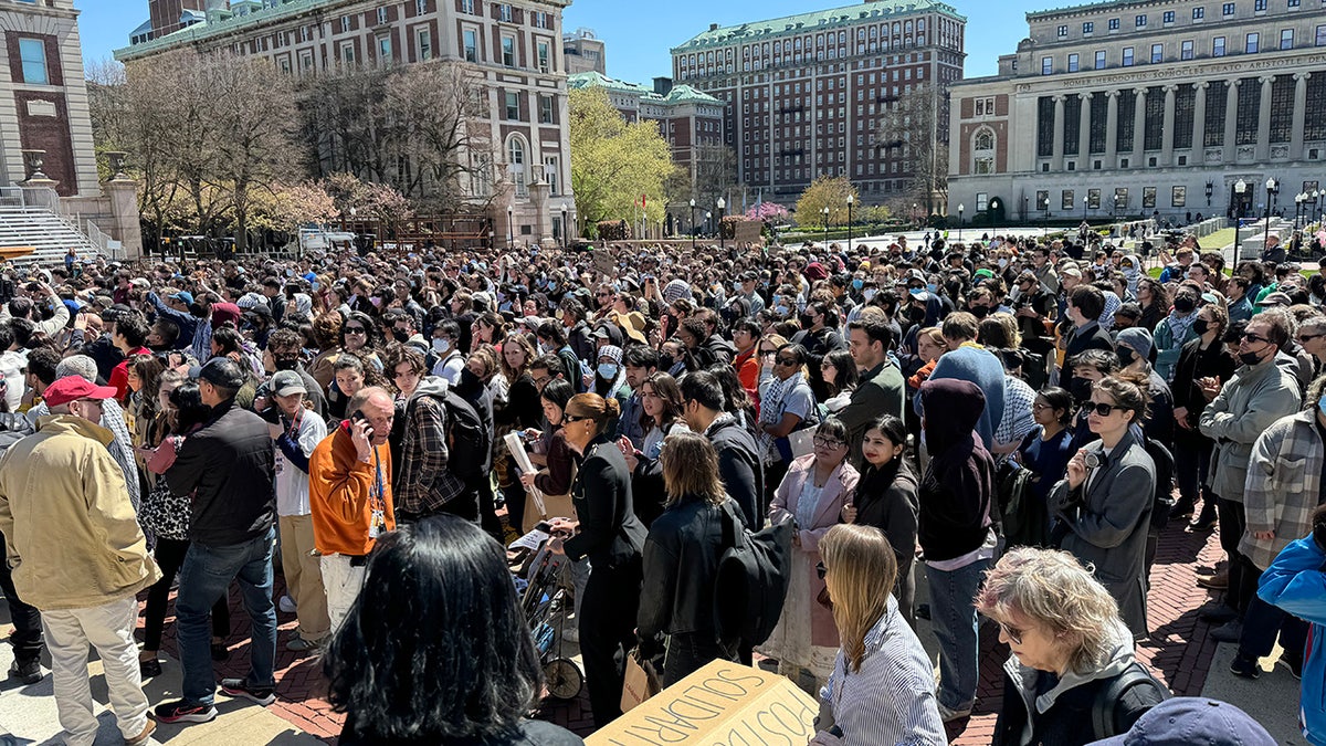 Agitadores anti-israelíes se reúnen en el campus de la Universidad de Columbia en Nueva York