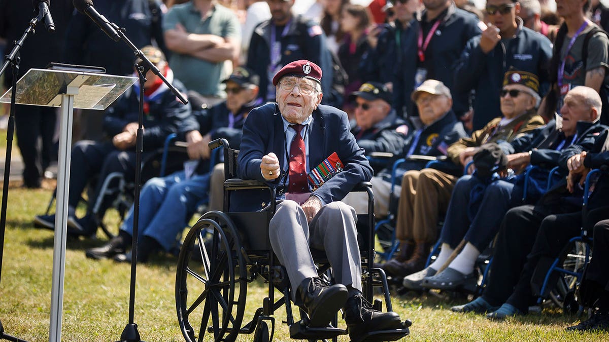 Bill Gladden attends ceremony