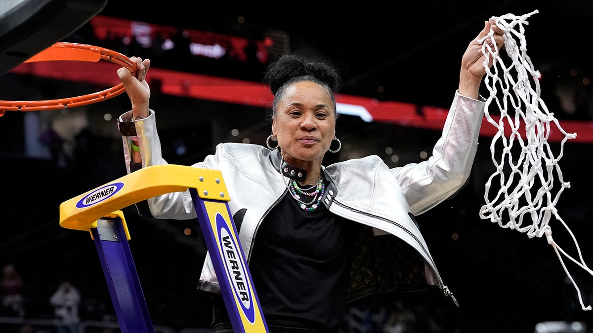 Dawn Staley holds the net