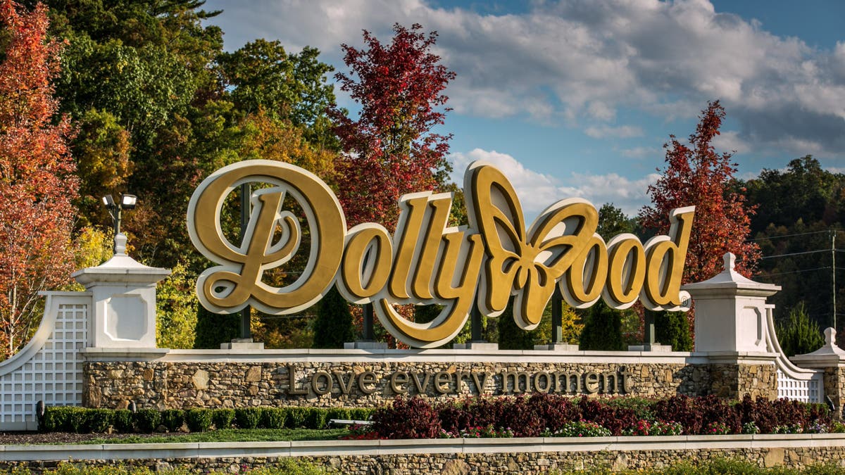 Cartel de Dollywood con un cielo azul claro