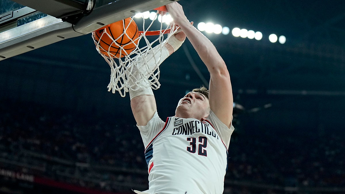 Donovan Clingan dunks