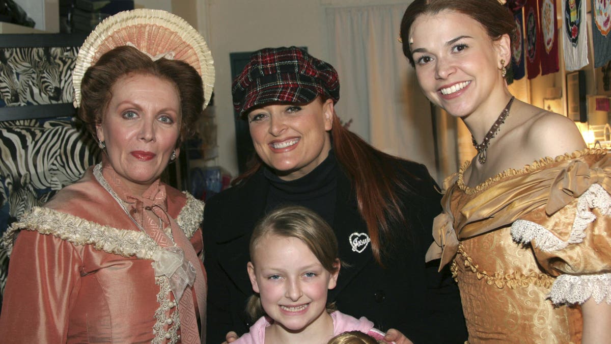 Maureen McGovern, Wynonna Judd, daughter Grace and Sutton Foster in 2014