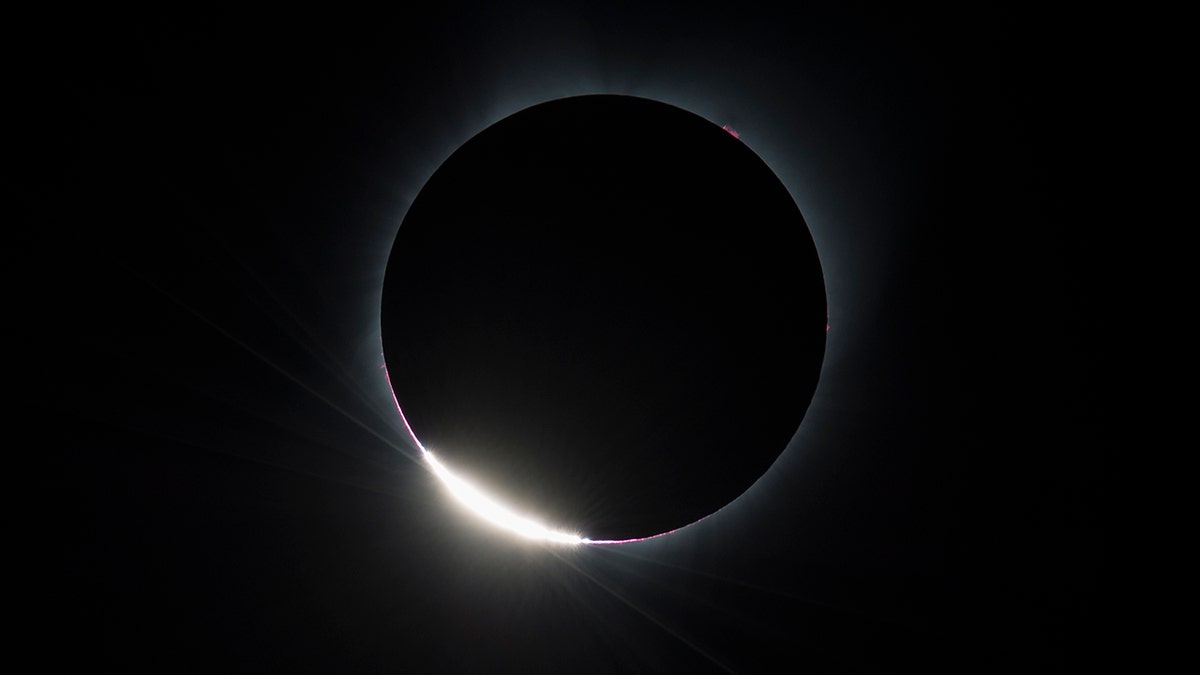 diamond ringing effect during star eclipse