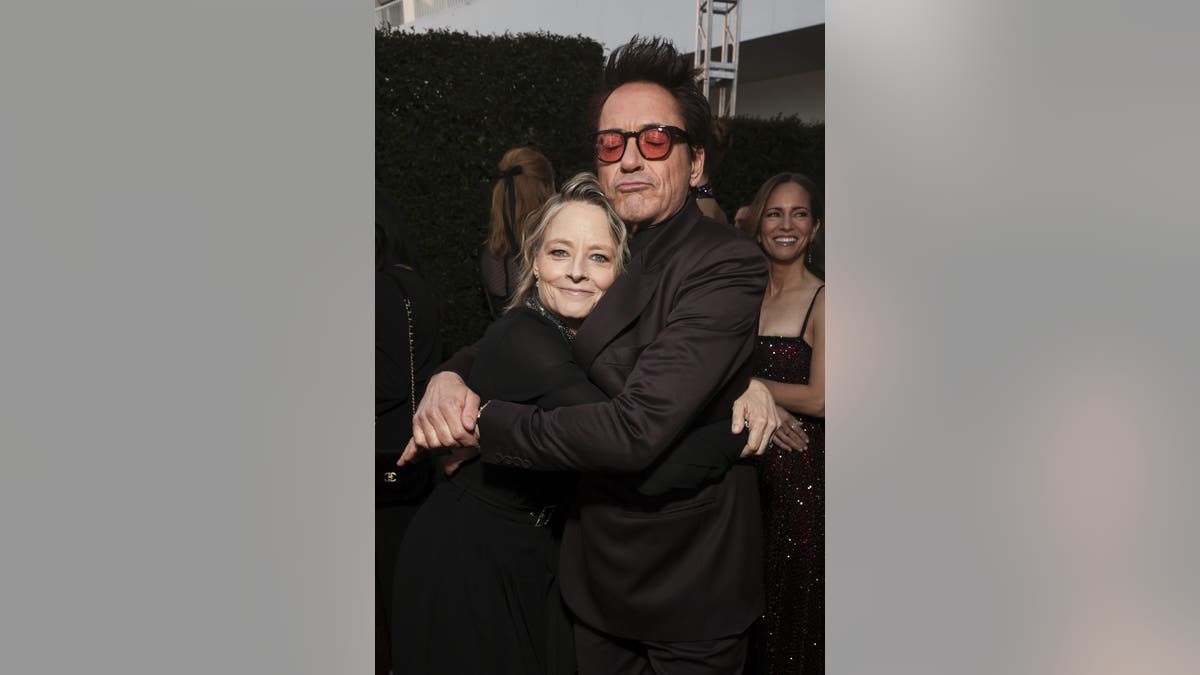 robert downey jr and jodie foster hugging