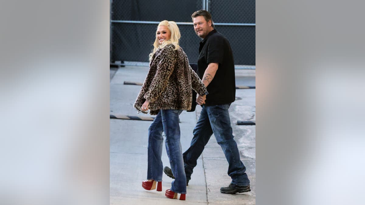 Gwen Stefani, Blake Shelton holding hands