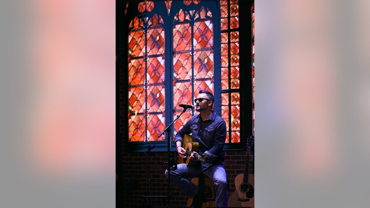 eric church tocando la guitarra en chiefs