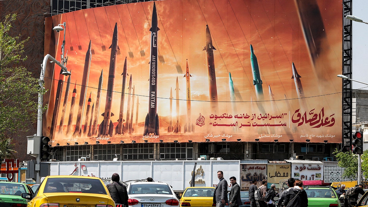 Tên lửa trên biển hiệu ở Iran | Tân Thế Kỷ