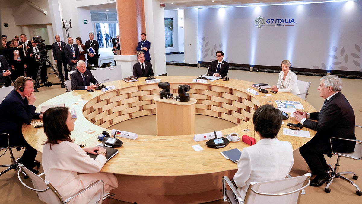 Blinken with G7 leaders at roundtable in Capri