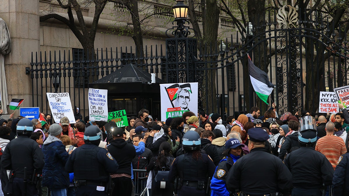 NYPD respond   to Columbia anti-Israel protest