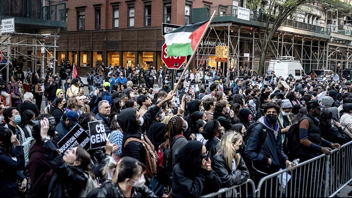 Manifestantes antiisraelíes frente a la Escuela de Negocios Stern de la Universidad de Nueva York en el barrio de Greenwich Village de la ciudad de Nueva York el lunes 22 de abril de 2024.