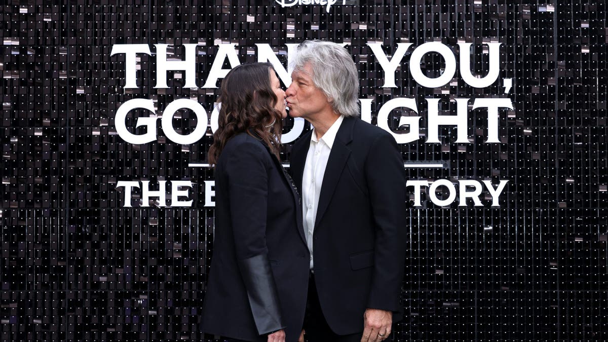 Dorothea Bongiovi and Jon Bon Jovi kissing