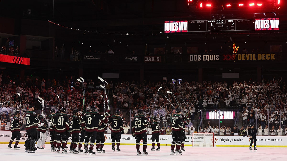 Saludo de los Coyotes de Arizona