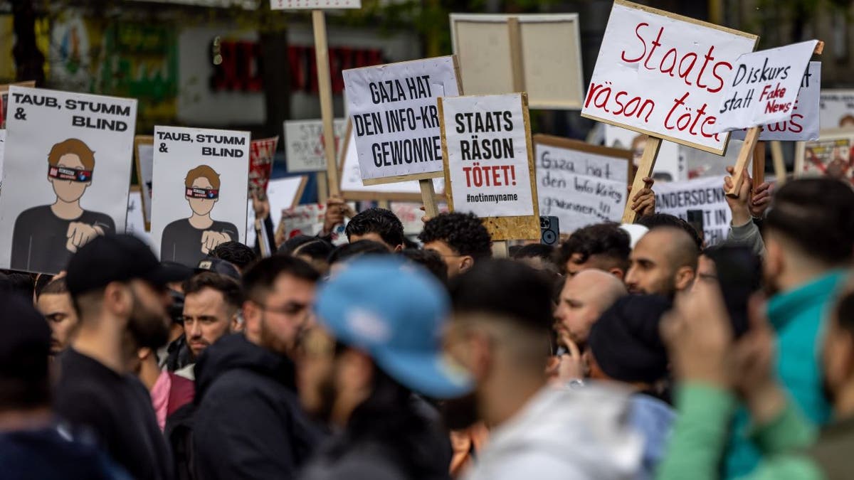 Islamists holding signs in Germany