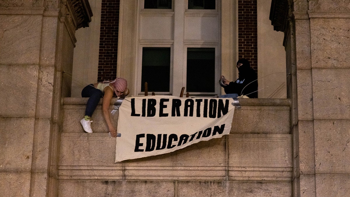 Un cartel que dice: "Educación para la liberación".