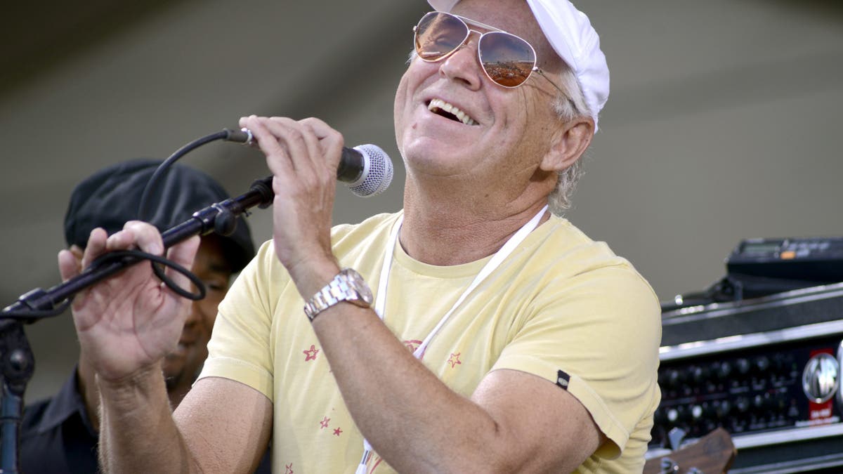 jimmy buffett smling and performing