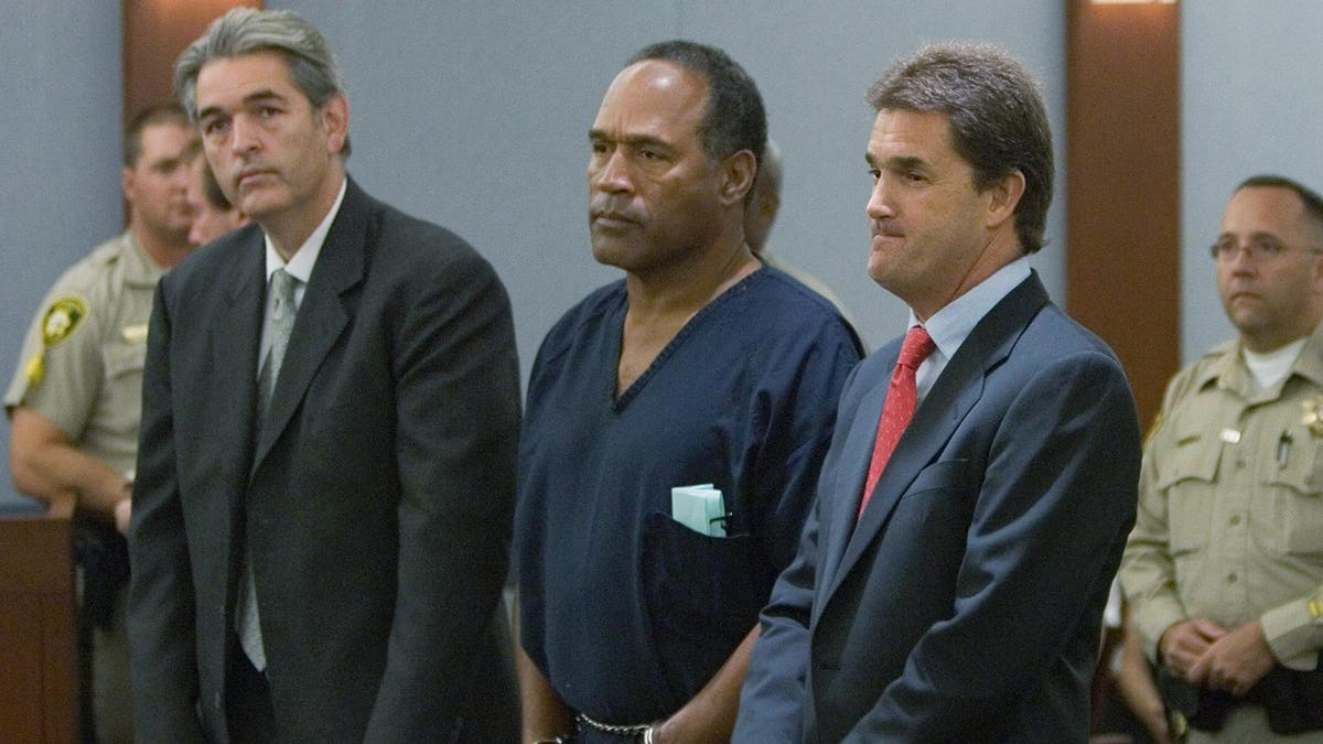 O.J. Simpson (C), flanked by attorneys