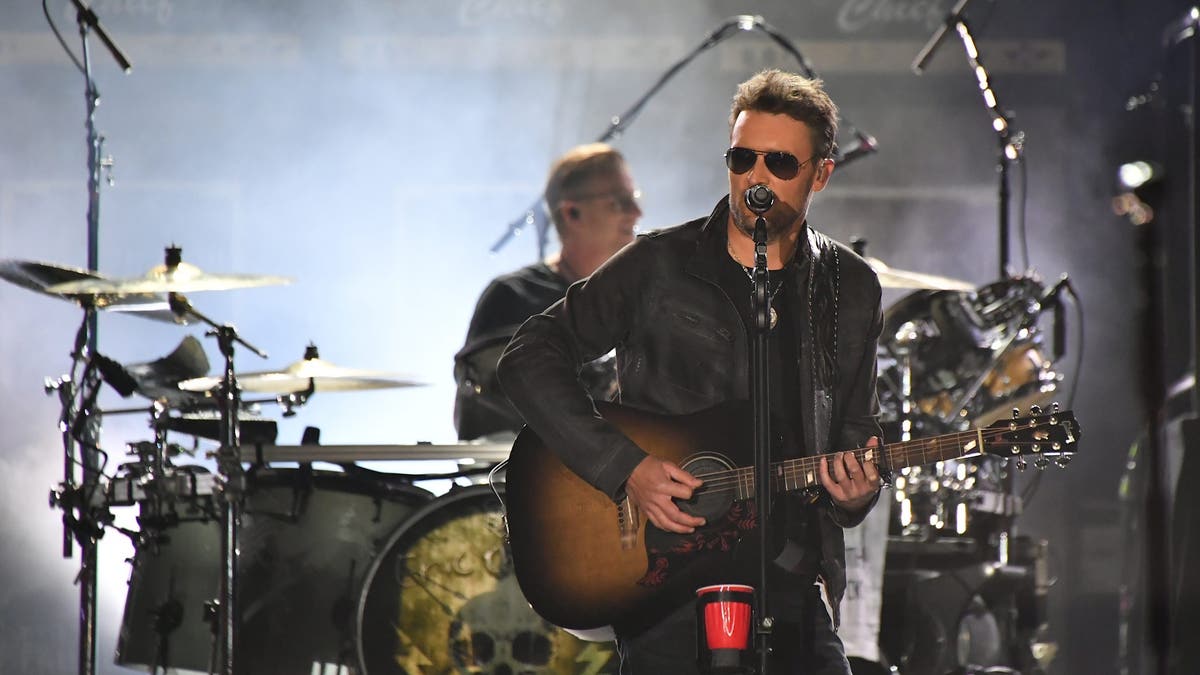 Eric Church en el escenario