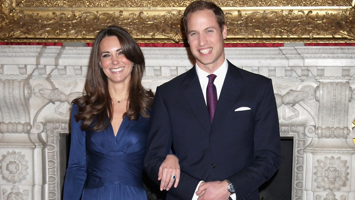کیٹ مڈلٹن مسکراتے ہوئے شہزادہ ولیم کے پاس اپنی منگنی کی انگوٹھی دکھا رہی ہے۔