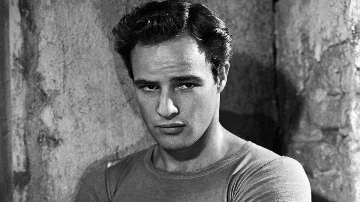 Um close de Marlon Brando olhando severamente