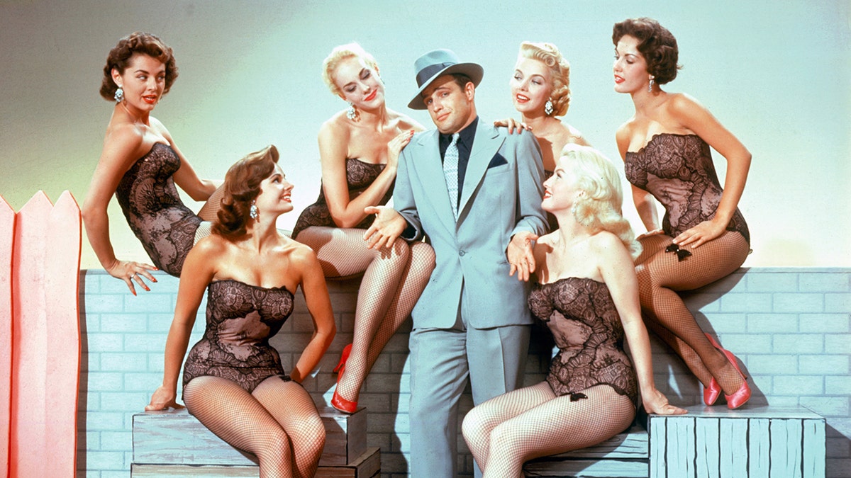 Marlon Brando rodeado de mulheres em lingerie