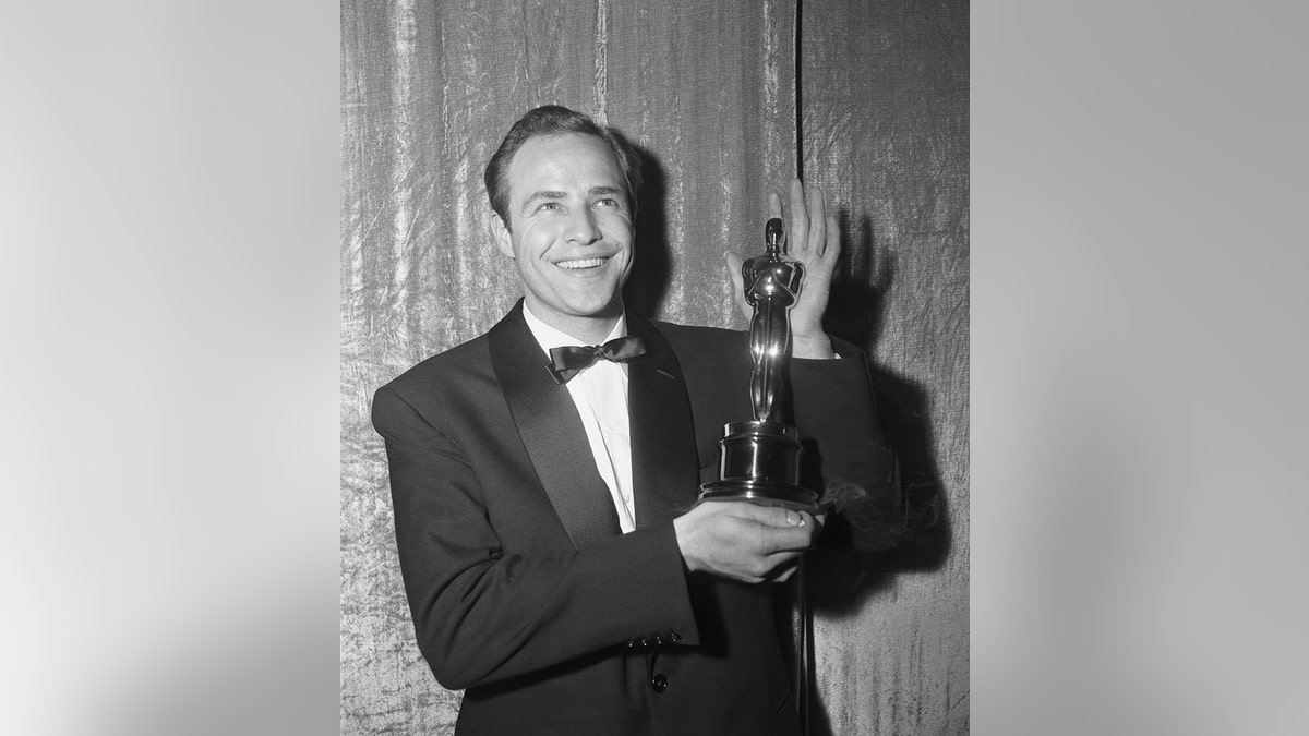 Marlon Brando segurando um Oscar