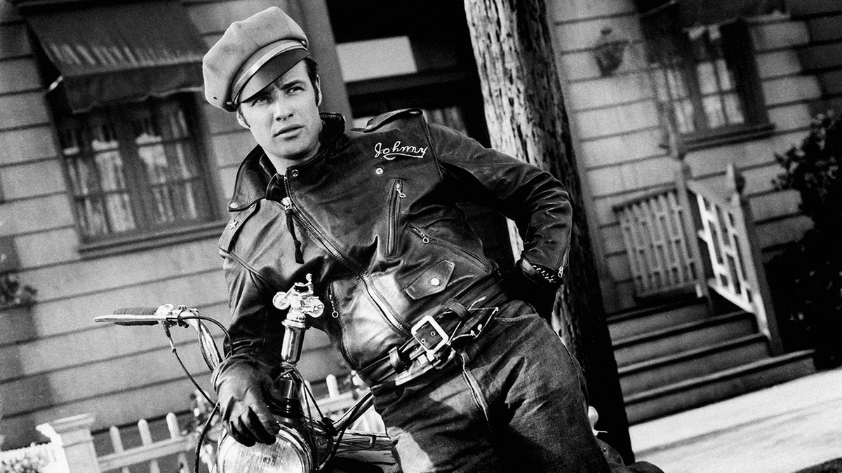 Marlon Brando em traje de motociclista para o filme The Wild One