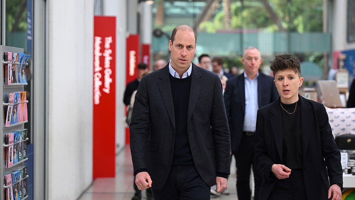 Príncipe William parece uma série enquanto caminha na frente de um grupo de pessoas